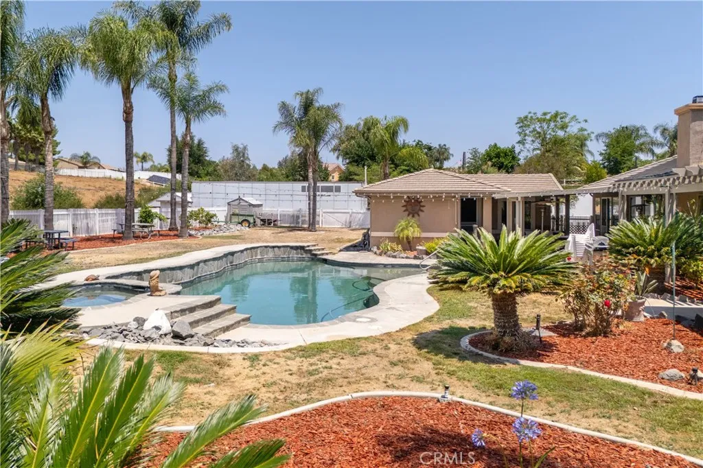 a look to the pool area