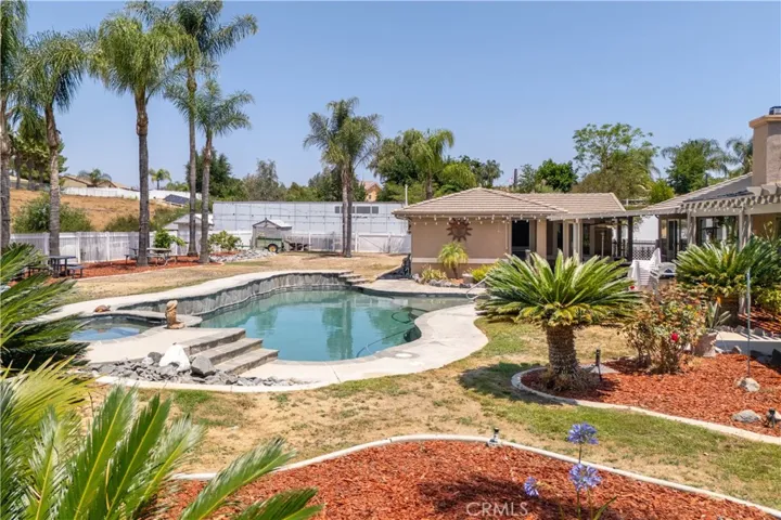 a look to the pool area