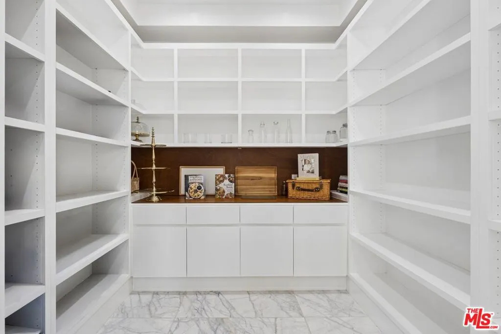 Kitchen Walk-in Pantry Kitchen Walk-in Pantry