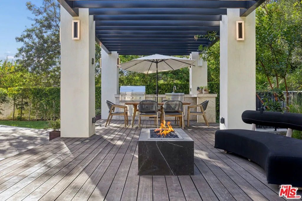 Rear Deck, Pergola, Firepit, K Rear Deck, Pergola, Firepit, K