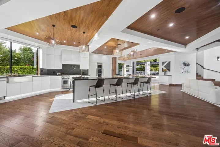 Kitchen/Lounge Area