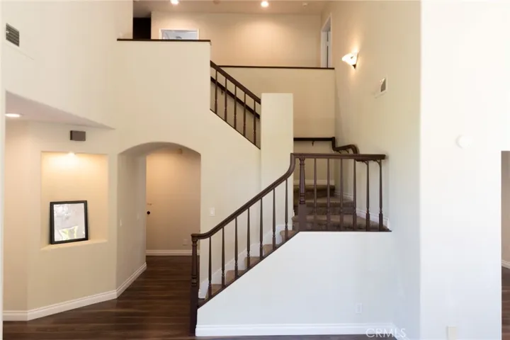 Staircase and decorator's niche