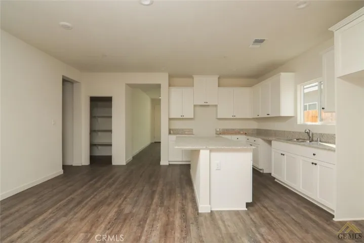 802 Kidlington Court, Bakersfield, California 93307