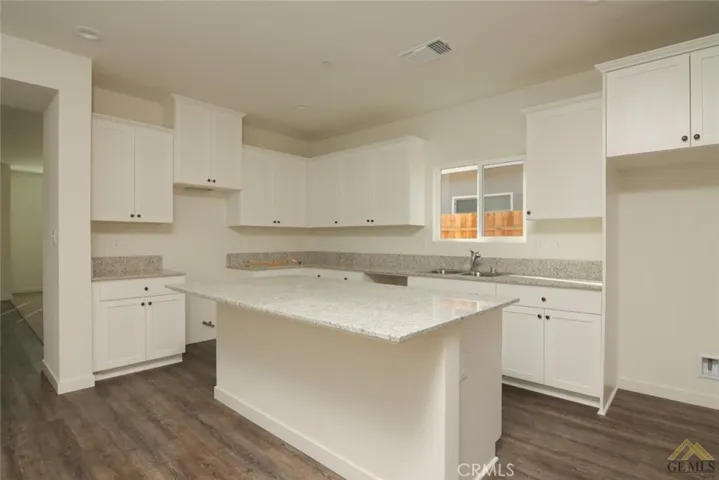 802 Kidlington Court, Bakersfield, California 93307
