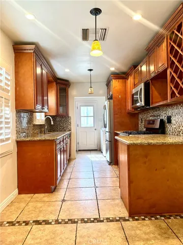 6517 White Oak Ave, Reseda, California 91335