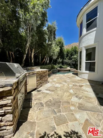 Outdoor kitchen