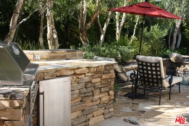 Outdoor kitchen