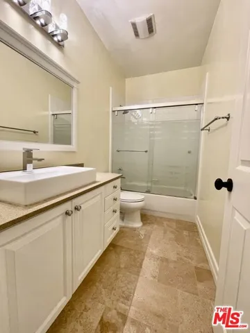 Upstairs hall bath