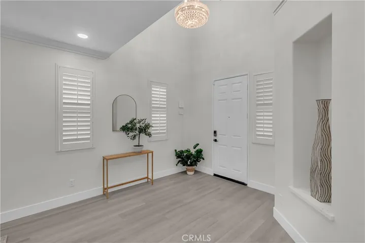 LAMINATE FLOORS THRU OUT