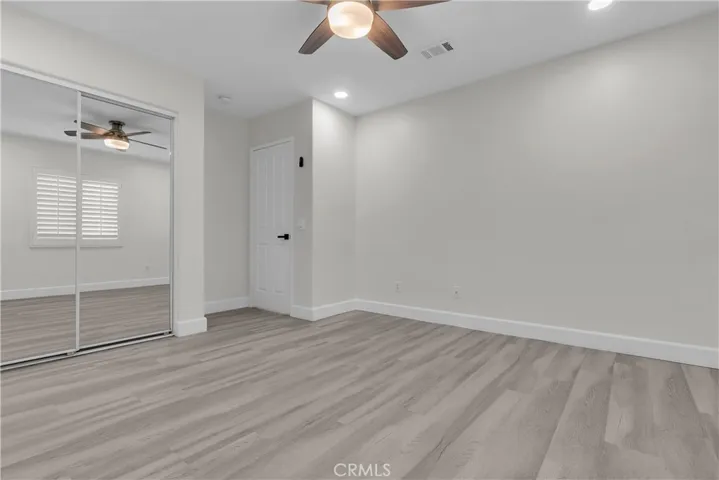 MIRRORED CLOSET DOORS