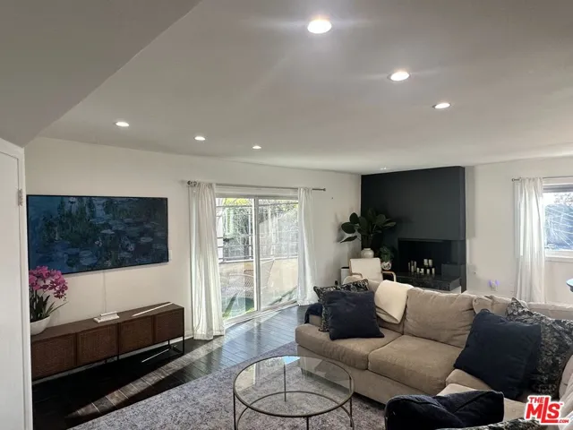 Spacious & well lit family roo