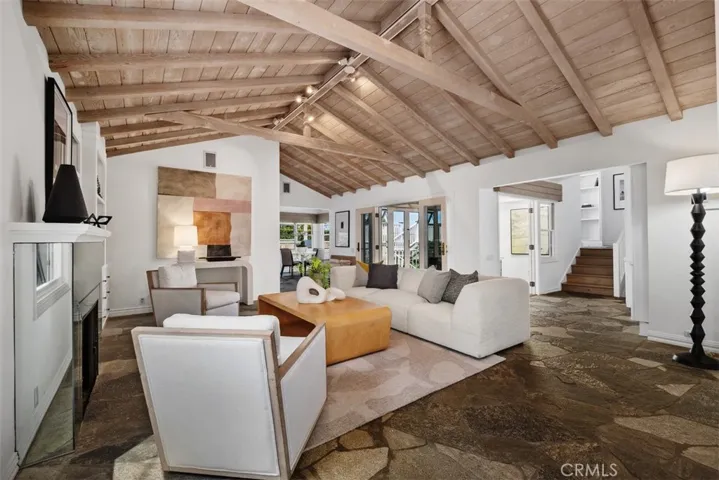 616 Cuprien Living room
