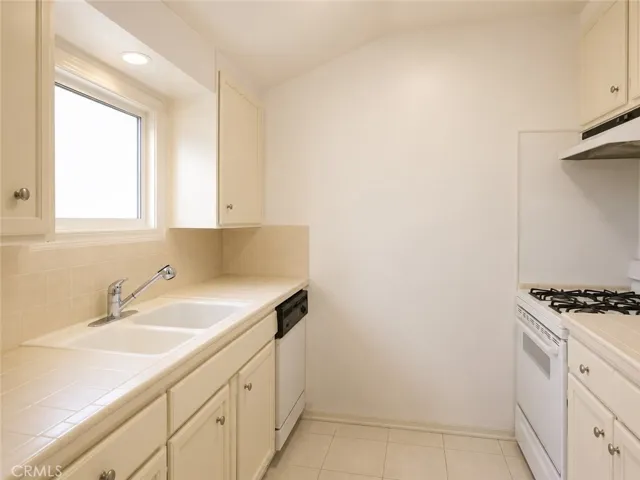 620 Cuprien Kitchen Empty