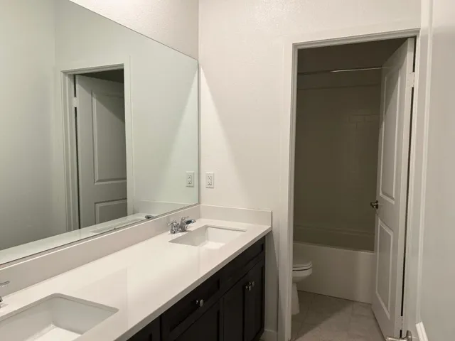 2nd bath dual sinks.shower and tub
