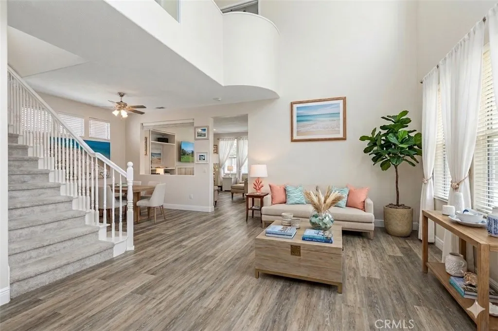 Virtually staged Entry