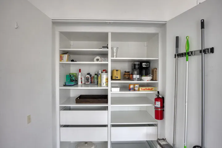 22 (kitchen pantry)