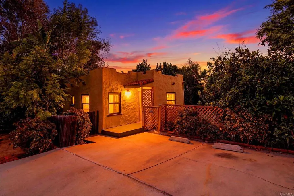 3211 Menlo