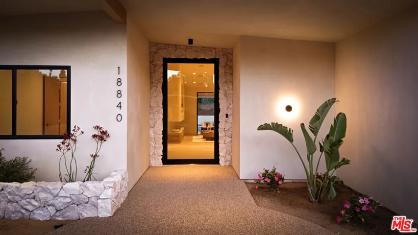 18840 La Amistad Place, Tarzana, California 91356
