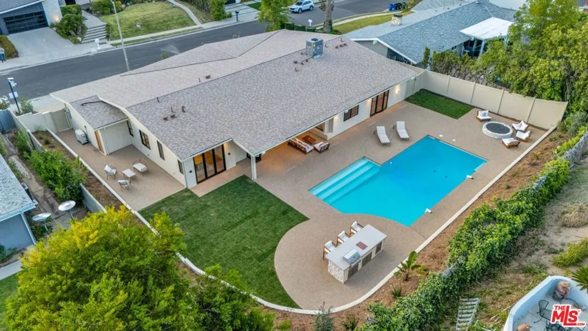 18840 La Amistad Place, Tarzana, California 91356