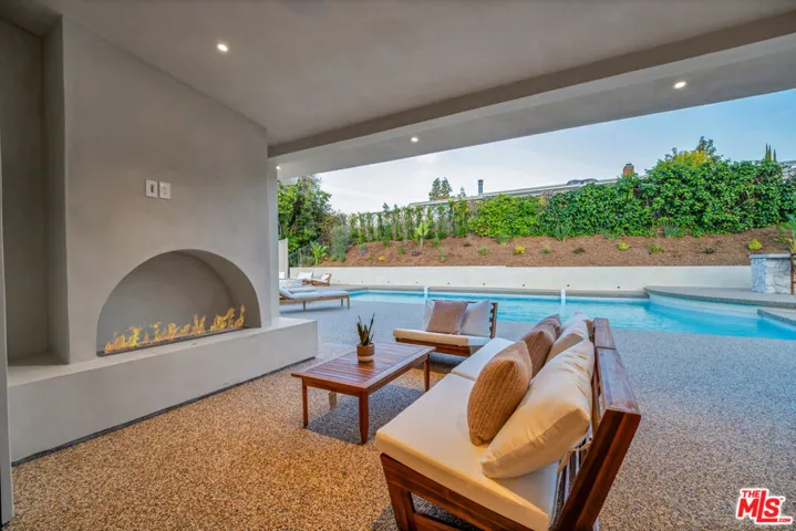 18840 La Amistad Place, Tarzana, California 91356