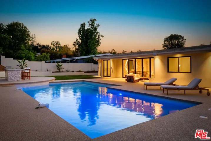 18840 La Amistad Place, Tarzana, California 91356