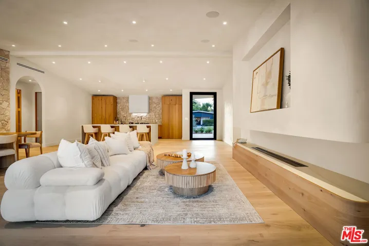 18840 La Amistad Place, Tarzana, California 91356