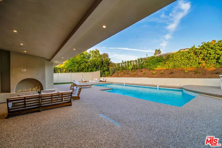 18840 La Amistad Place, Tarzana, California 91356