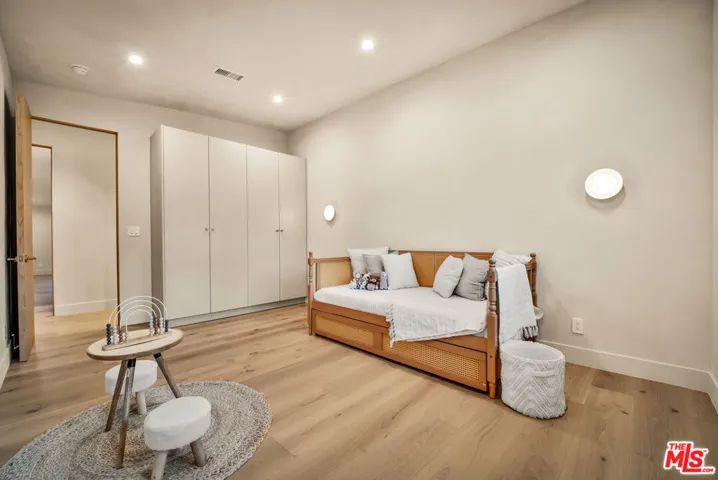 18840 La Amistad Place, Tarzana, California 91356