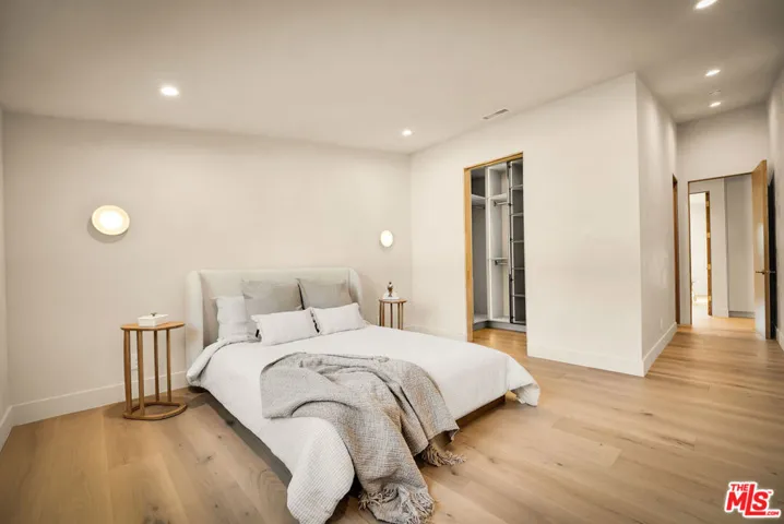 18840 La Amistad Place, Tarzana, California 91356