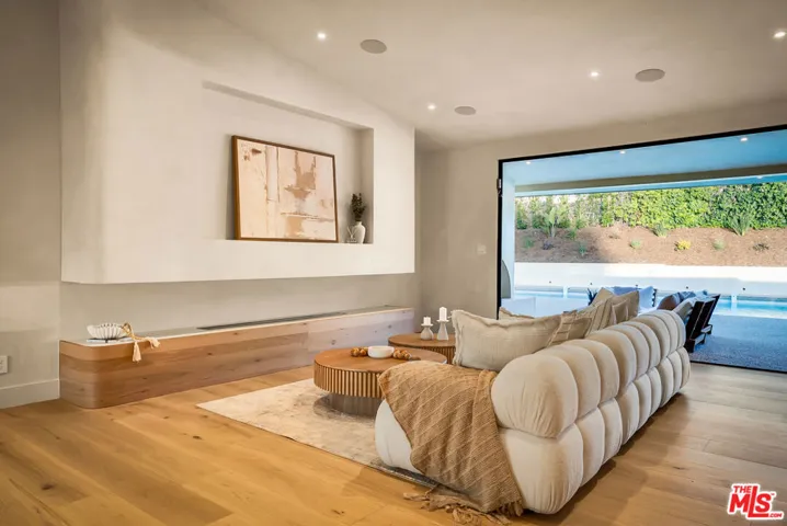 18840 La Amistad Place, Tarzana, California 91356