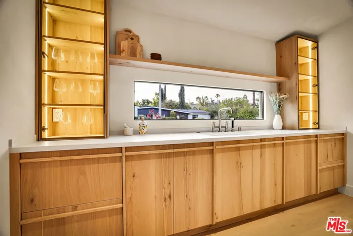 18840 La Amistad Place, Tarzana, California 91356