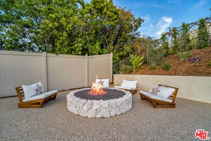 18840 La Amistad Place, Tarzana, California 91356