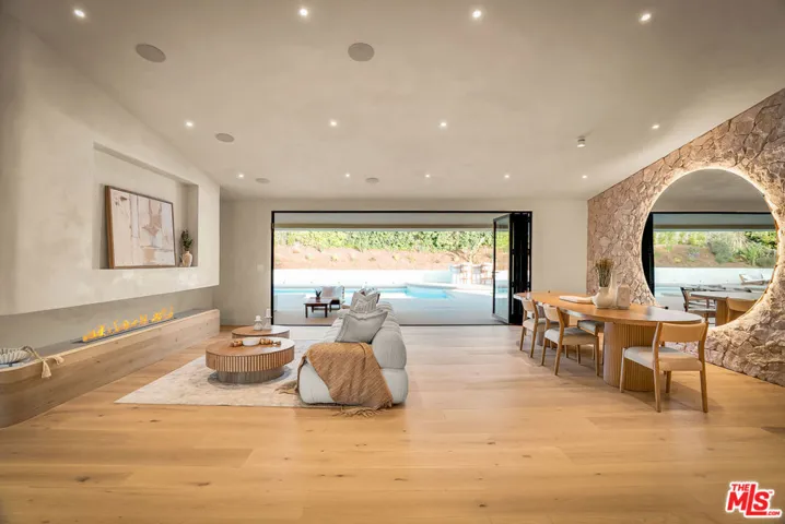 18840 La Amistad Place, Tarzana, California 91356