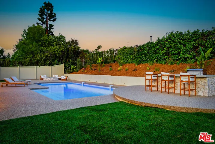 18840 La Amistad Place, Tarzana, California 91356