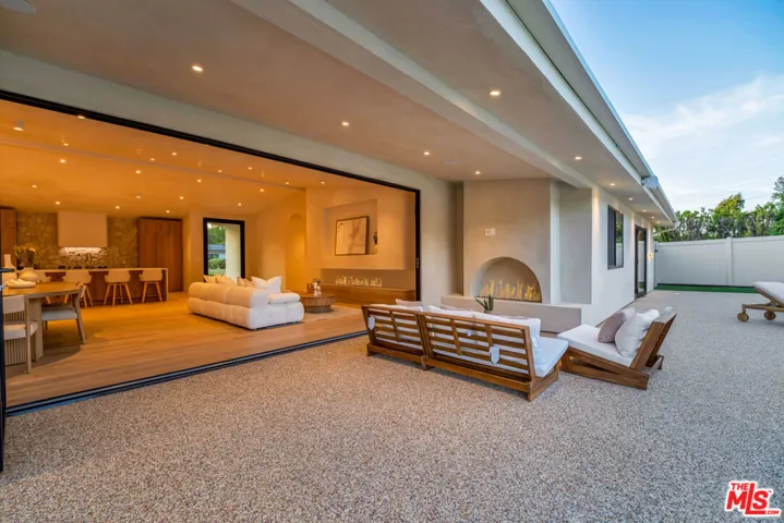 18840 La Amistad Place, Tarzana, California 91356