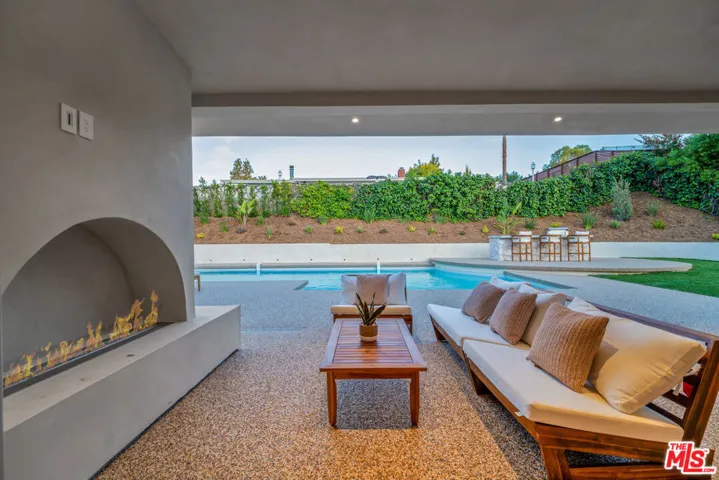 18840 La Amistad Place, Tarzana, California 91356