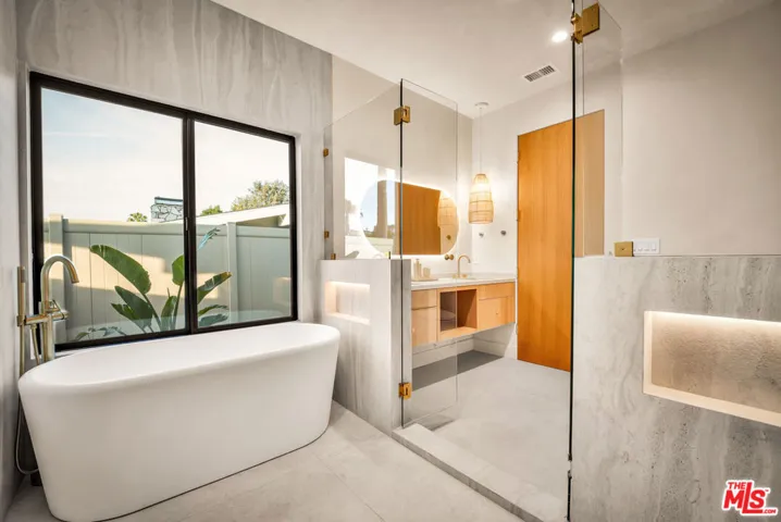 18840 La Amistad Place, Tarzana, California 91356