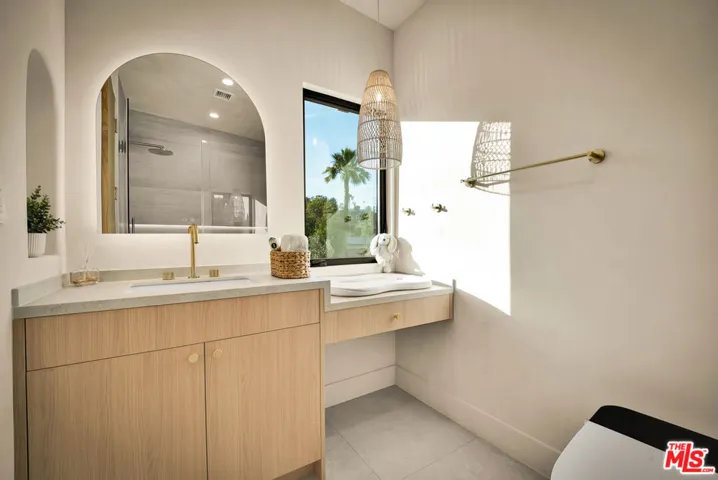 18840 La Amistad Place, Tarzana, California 91356