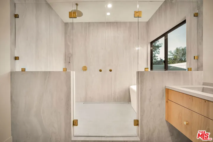 18840 La Amistad Place, Tarzana, California 91356
