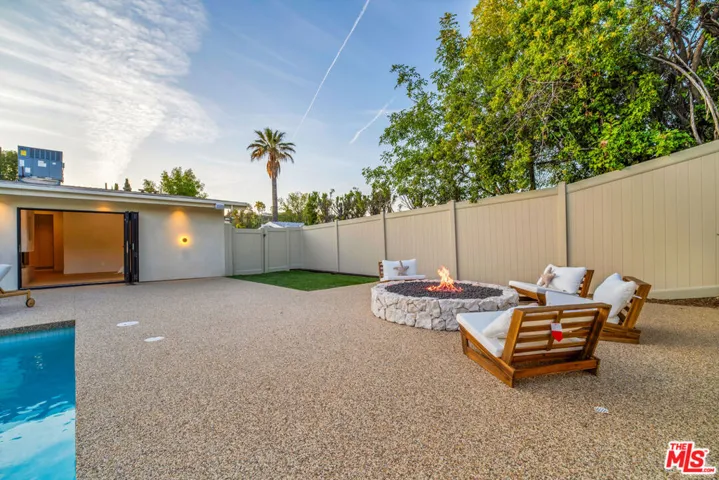 18840 La Amistad Place, Tarzana, California 91356