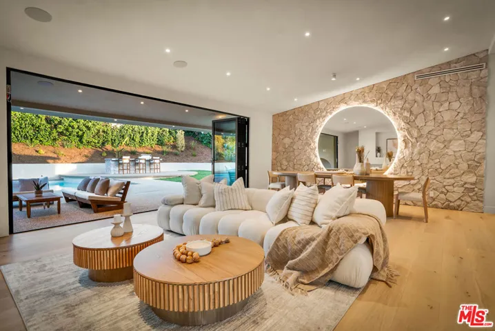 18840 La Amistad Place, Tarzana, California 91356
