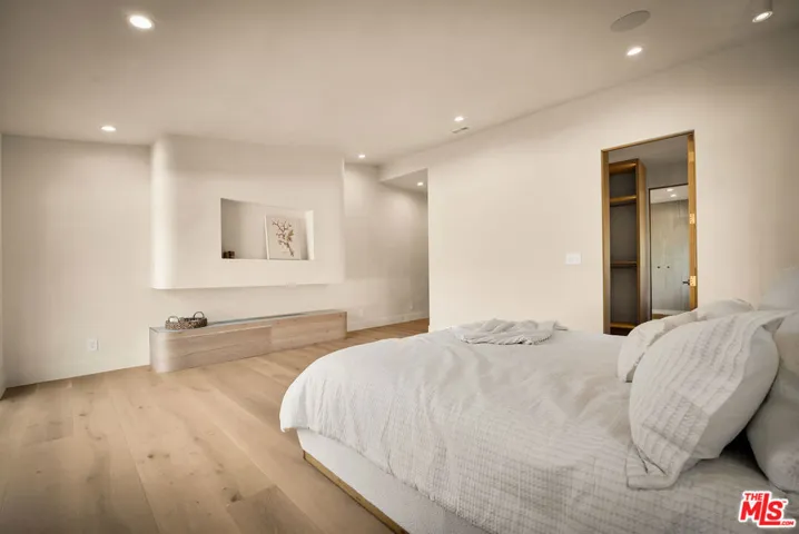 18840 La Amistad Place, Tarzana, California 91356