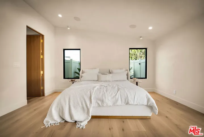 18840 La Amistad Place, Tarzana, California 91356