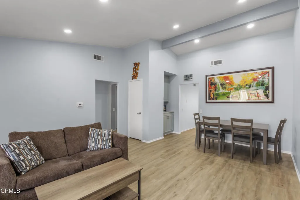 39107 Living Room 3