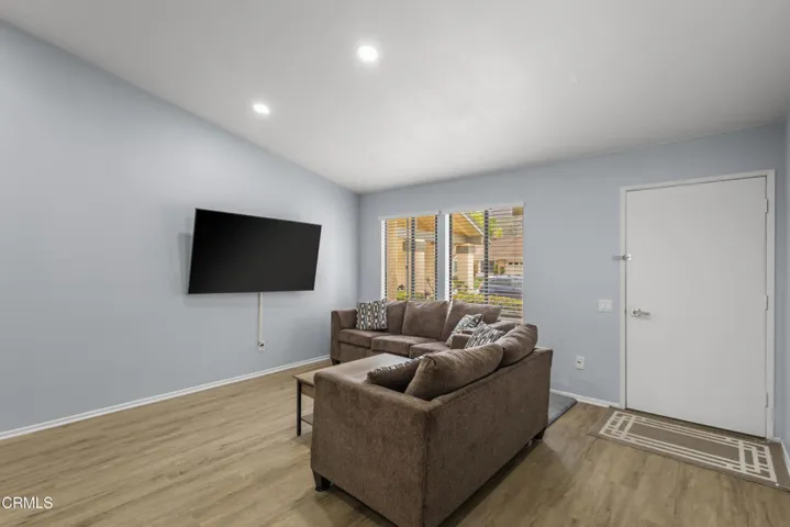 39107 Living Room 6