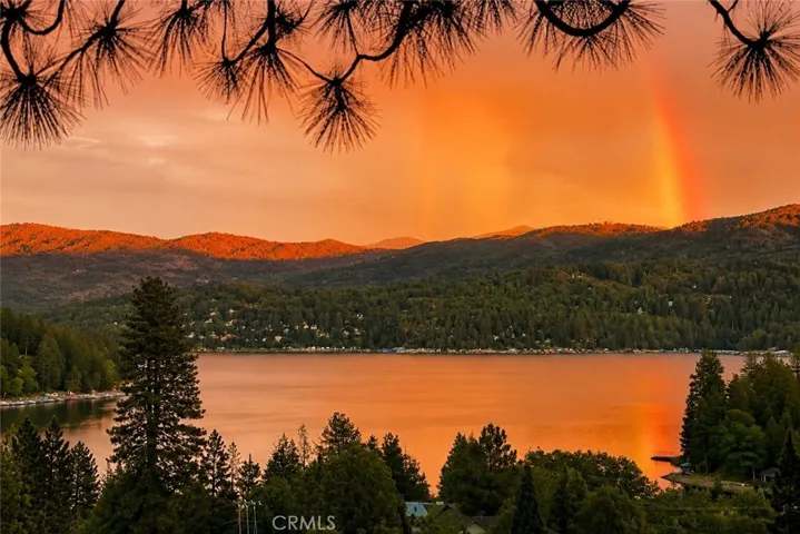 Just gorgeous HUGE lake view from the deck
