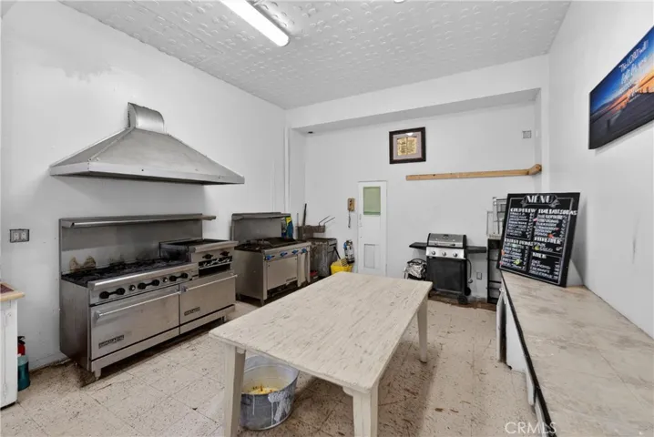 7101 Menlo, Los Angeles, California 90044