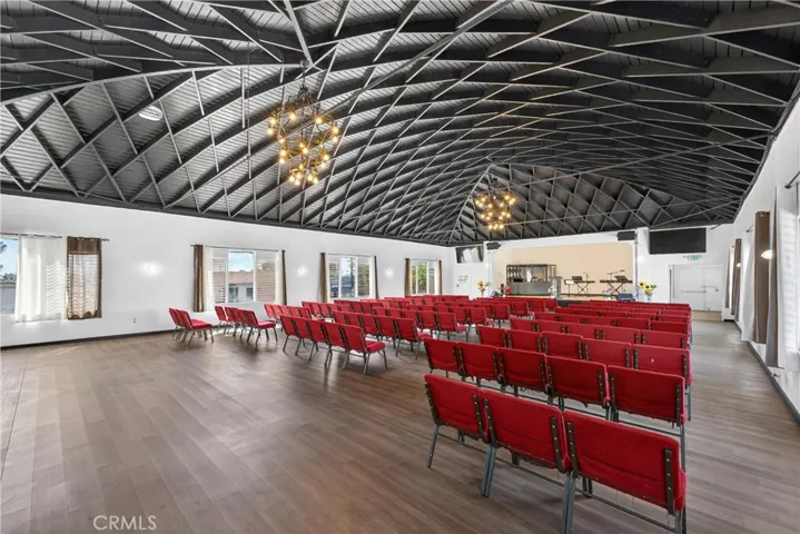 7101 Menlo, Los Angeles, California 90044
