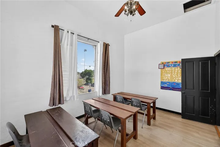 7101 Menlo, Los Angeles, California 90044