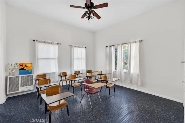 7101 Menlo, Los Angeles, California 90044